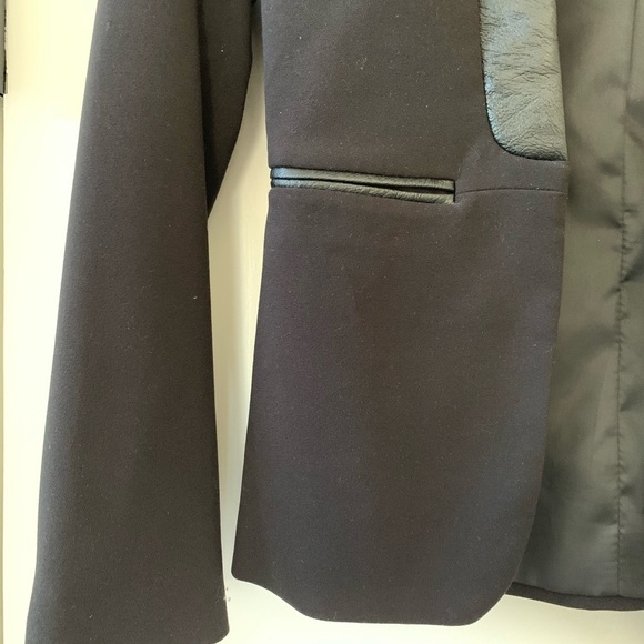 🖤 Fitted H&M Black Blazer with Leather Lapel - Picture 3 of 5